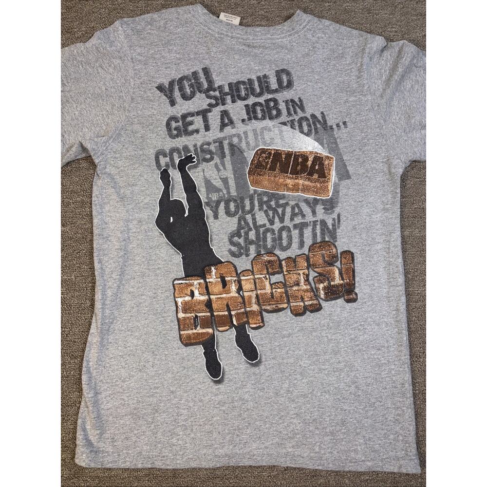 NBA Graphic T-shirt Youth XL Gray Throwing Bricks 19x27